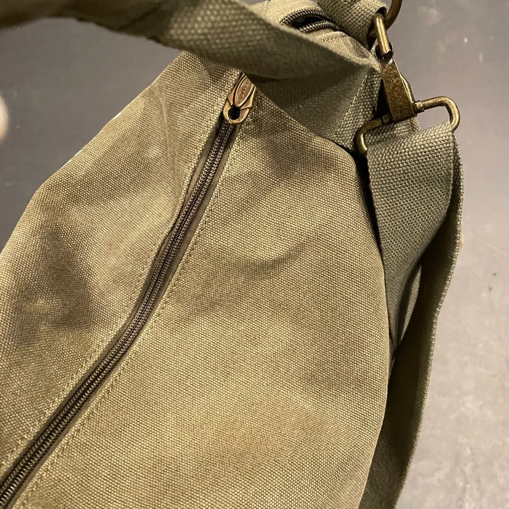Gym Bag (small duffle) … LIKE NEW!….. UNISEX!!